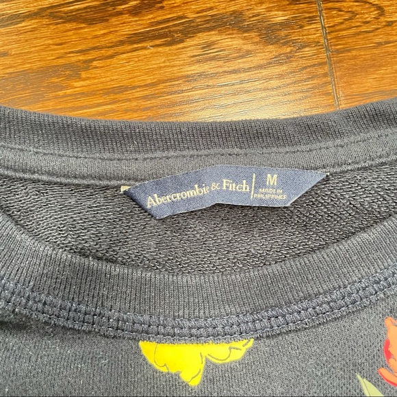 Sweat shirt cropped with full sleeves and cuffs. - Picture 4 of 6